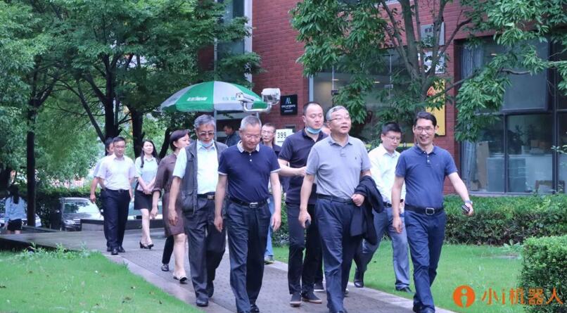 【合作伙伴】上海政協(xié)副主席王志雄一行赴小i機(jī)器人考察交流
